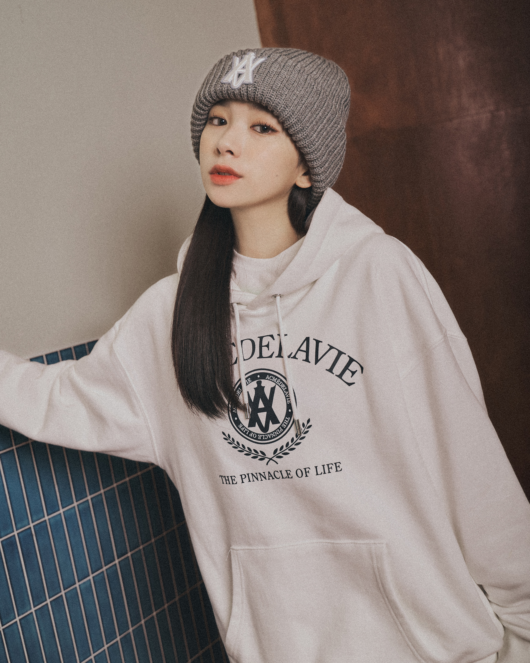 ADLV-[아크메드라비] LAUREL A LOGO EMBLEM HOODIE CREAM